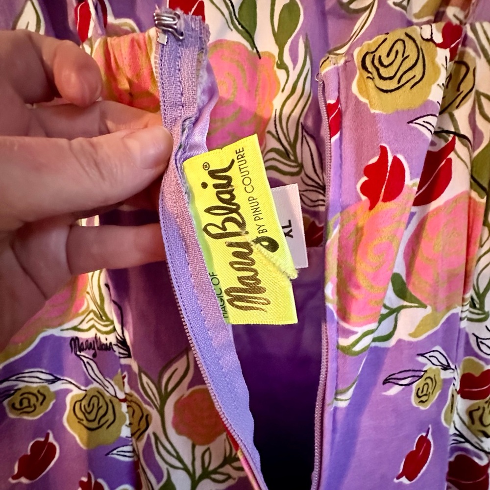 Pinup Couture Mary Blair Evangeline Pencil dress Lavender Lips and Roses XL EUC - Picture 6 of 6